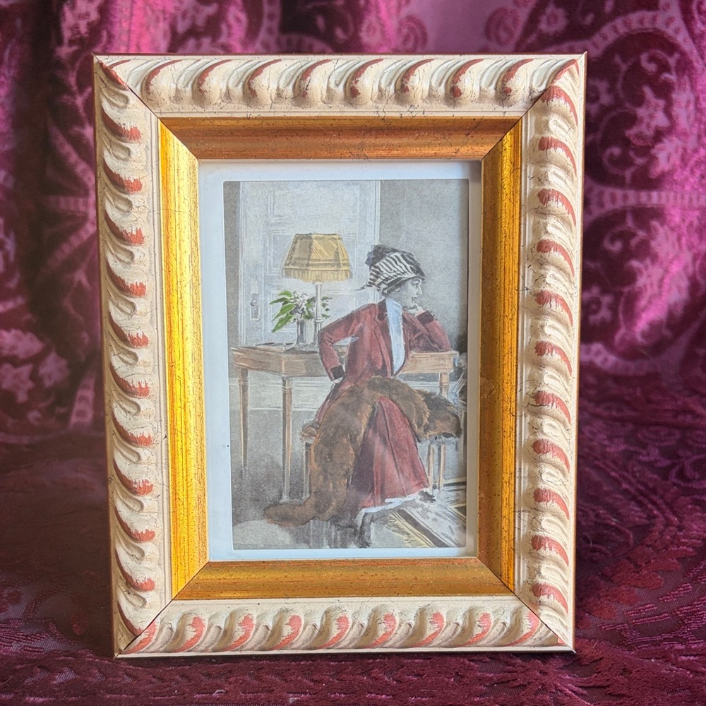 Vintage Woman with Fur in Vintage Gold and Cream 5x4 Picture Frame